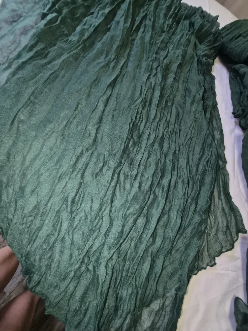 Crinkled Table Runners Emerald Green 12 Ct